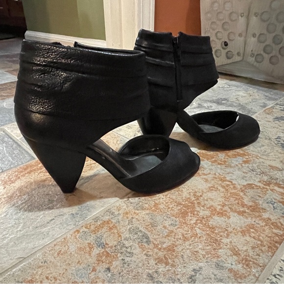 🐦⬛Beautiful Gianni Bini Open Toe Ankle Zip Triangular Heeled Leather Pumps! - Picture 8 of 13